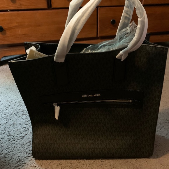 Black New Michael Kors bag - Picture 5 of 6